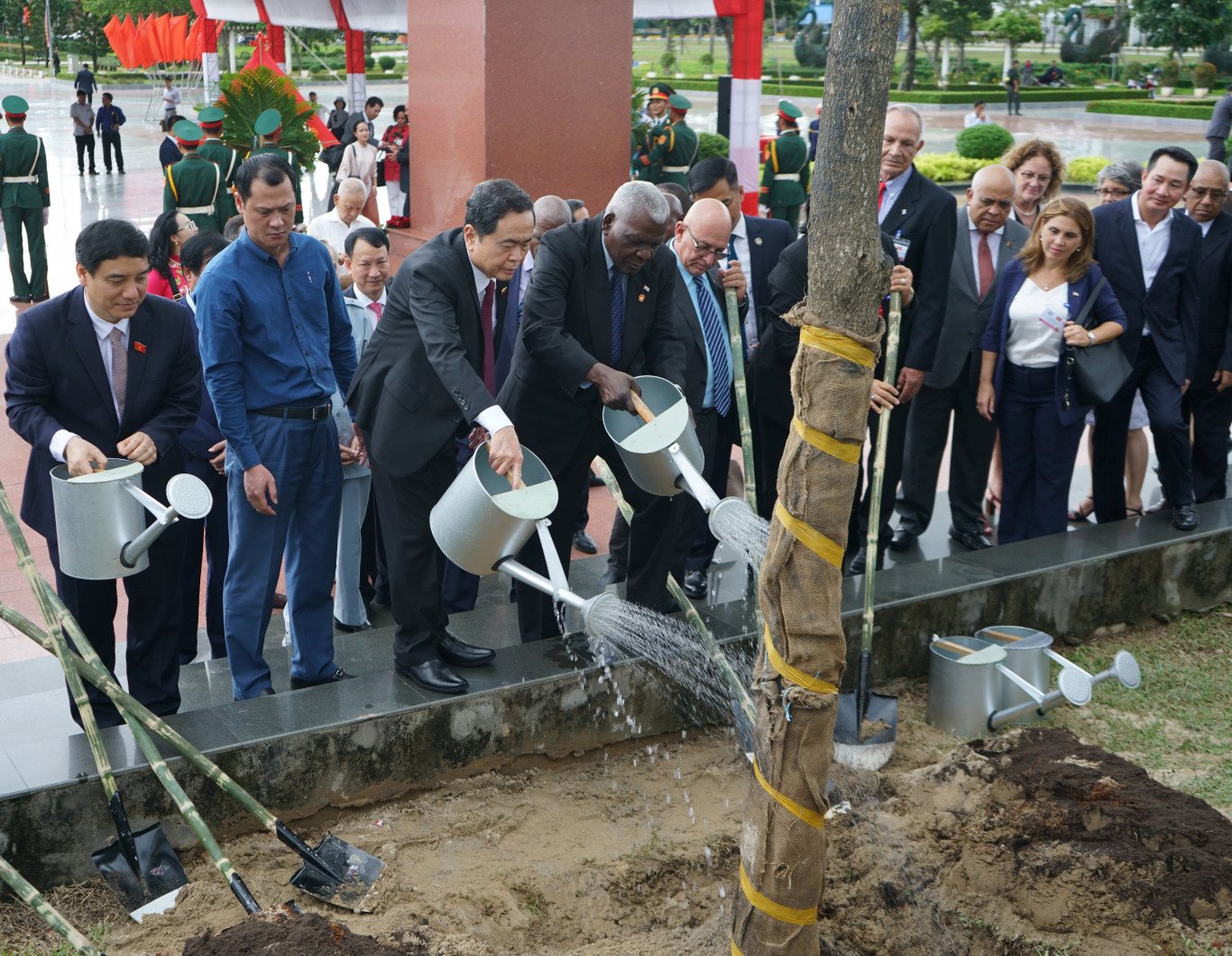 Đoàn đại biểu cấp cao Việt Nam – Cuba trồng cây lưu niệm tại công viên Fidel: Ảnh - L.T