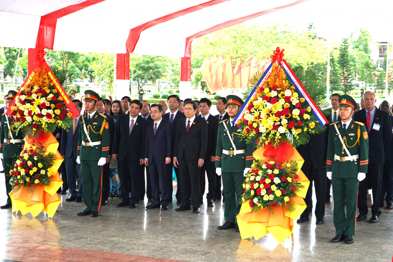 Đoàn đại biểu cấp cao Việt Nam – Cuba làm lễ dâng hoa tại Đài tưởng niệm Lãnh tụ Fidel Castro (công viên Fidel, TP Đông Hà, tỉnh Quảng Trị): Ảnh - L.T