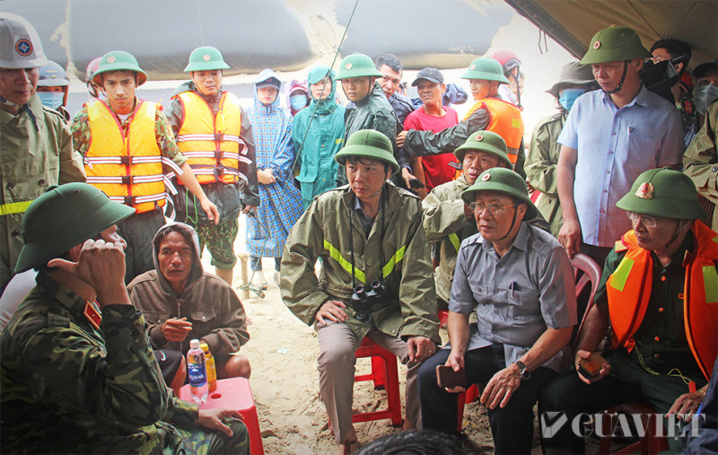 Ban chỉ đạo ứng cứu họp bàn phương án ứng cứu các thuyền viên mắc kẹt trên tàu Vietship 01