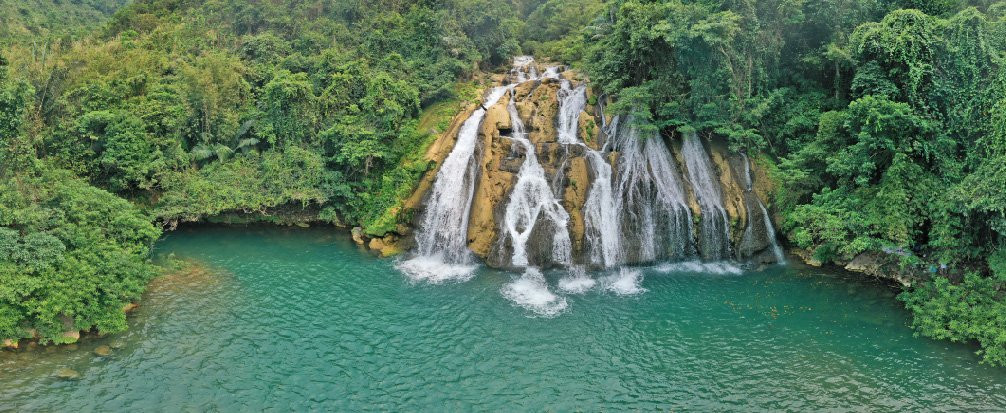 Thác nước Tà Puồng hoang sơ, hùng vĩ giữa đại ngàn - Ảnh: Thanh Long