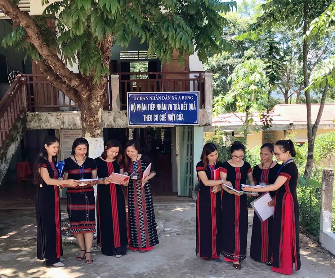 Cán bộ, công chức xã A Bung sử dụng thổ cẩm để may áo dài công sở - Ảnh: V.H