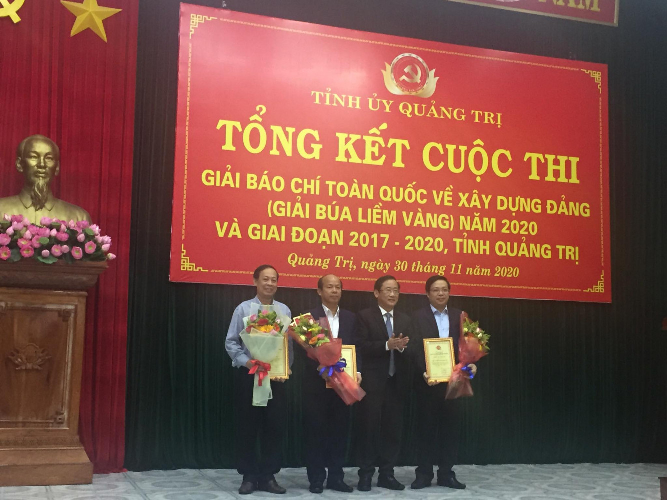Trưởng Ban Tuyên giáo Tỉnh ủy, Phó Trưởng ban thường trực Ban Tổ chức Cuộc thi Giải Búa liềm vàng tỉnh Hồ Đại Nam trao thưởng cho 3 tập thể có nhiều thành tích tham gia tổ chức Giải Búa liềm vàng giai đoạn 2017 – 2020