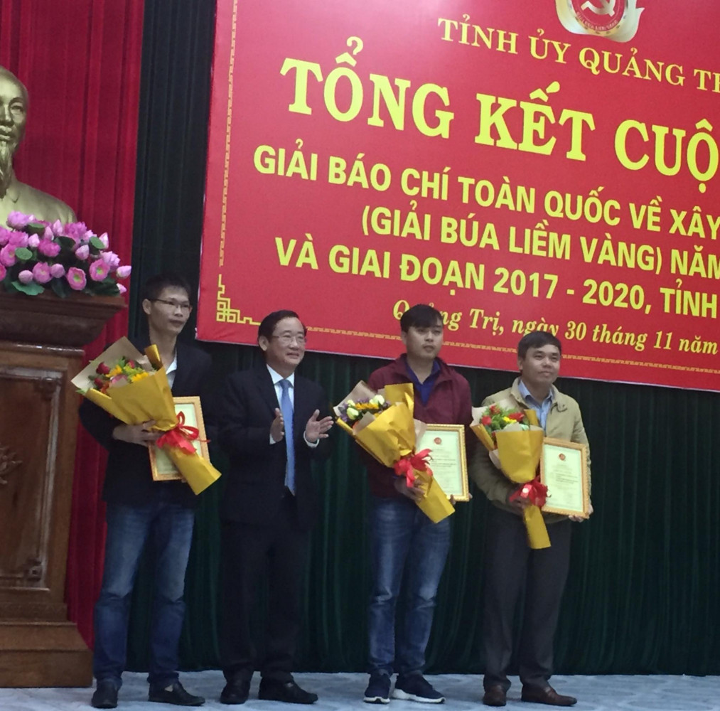 Trưởng Ban Tuyên giáo Tỉnh ủy, Phó Trưởng ban thường trực Ban Tổ chức Cuộc thi Giải Búa liềm vàng tỉnh Hồ Đại Nam trao giải nhất cho nhóm tác giả đoạt Giải Búa liềm vàng năm 2020.