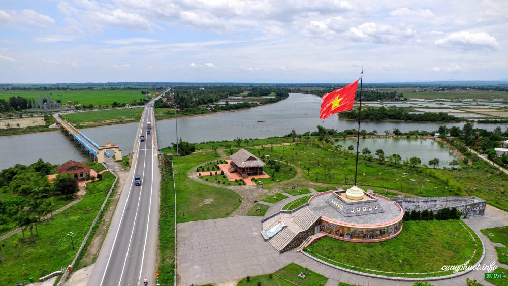 Hien Luong Bridge, Ben Hai River and Border Flagpole. For 20 years, this is the boundary separating the two South - North Vietnam - Photo: Cuong Nguyen