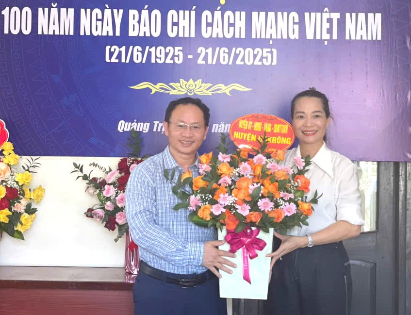 Huyện ủy-HĐND-UBND-UBMTTQVN huyện Đakrông tặng hoa chúc mừng