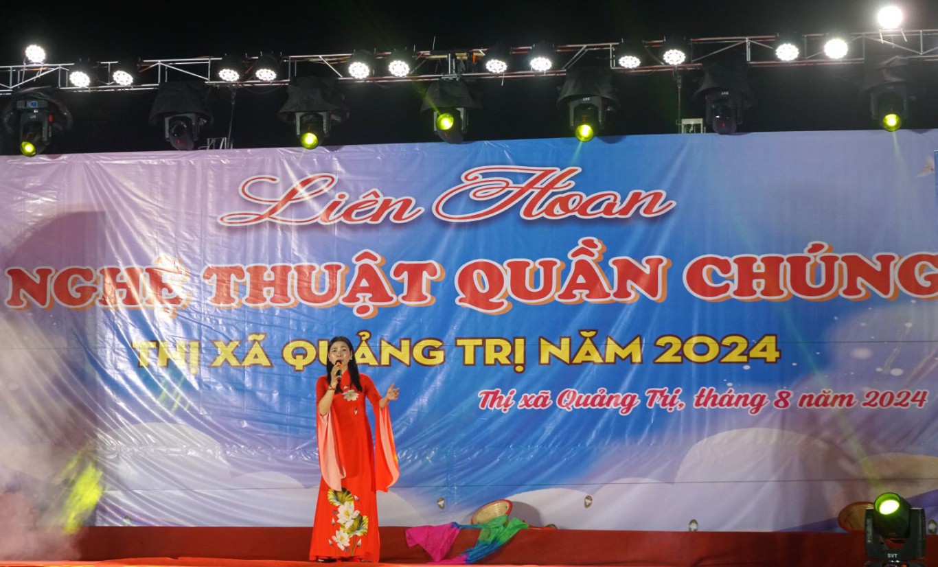 Tiết mục đơn ca tại Liên hoan - Ảnh: L.T