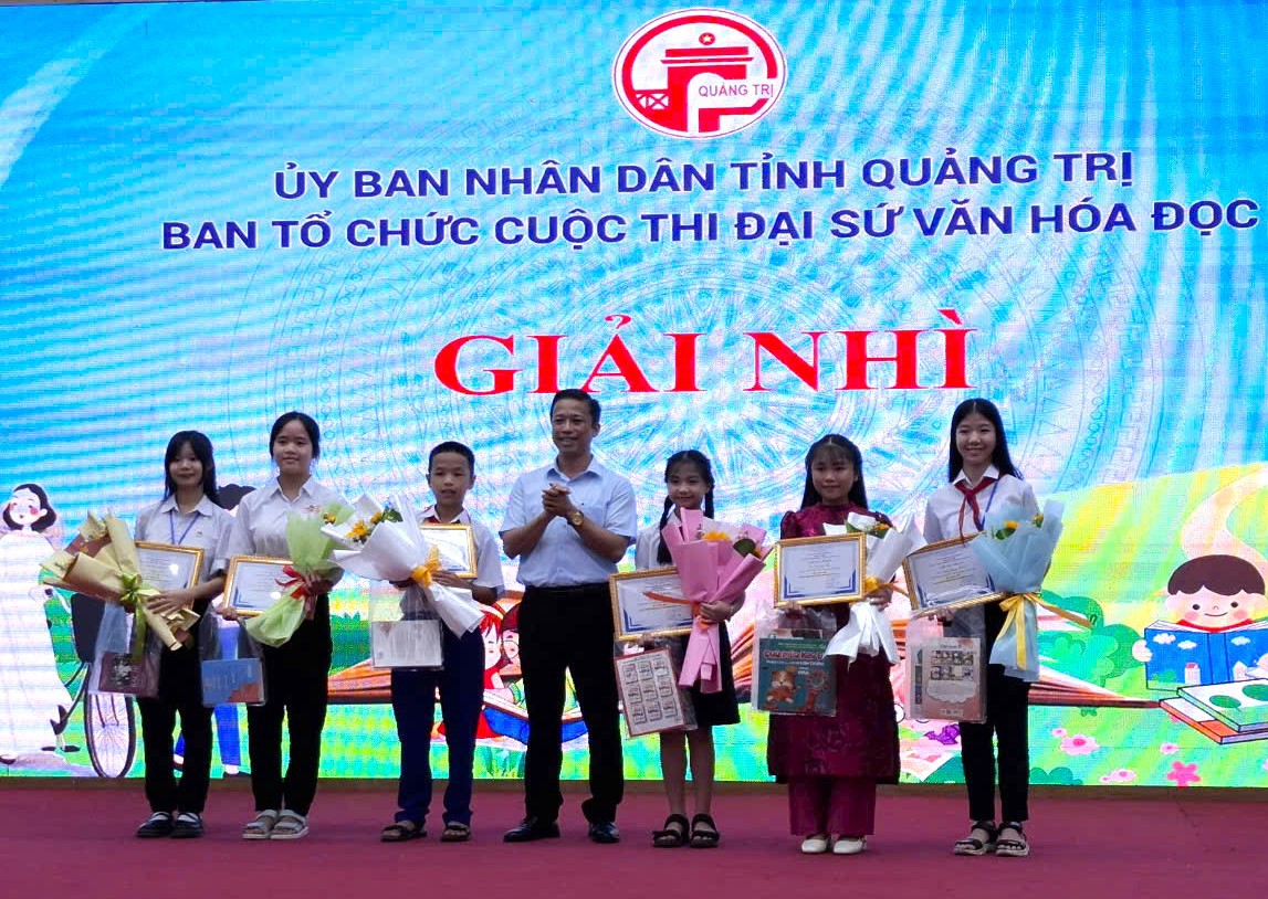 Trao giải Nhì cho các học sinh có bài dự thi tốt - Ảnh: L.T