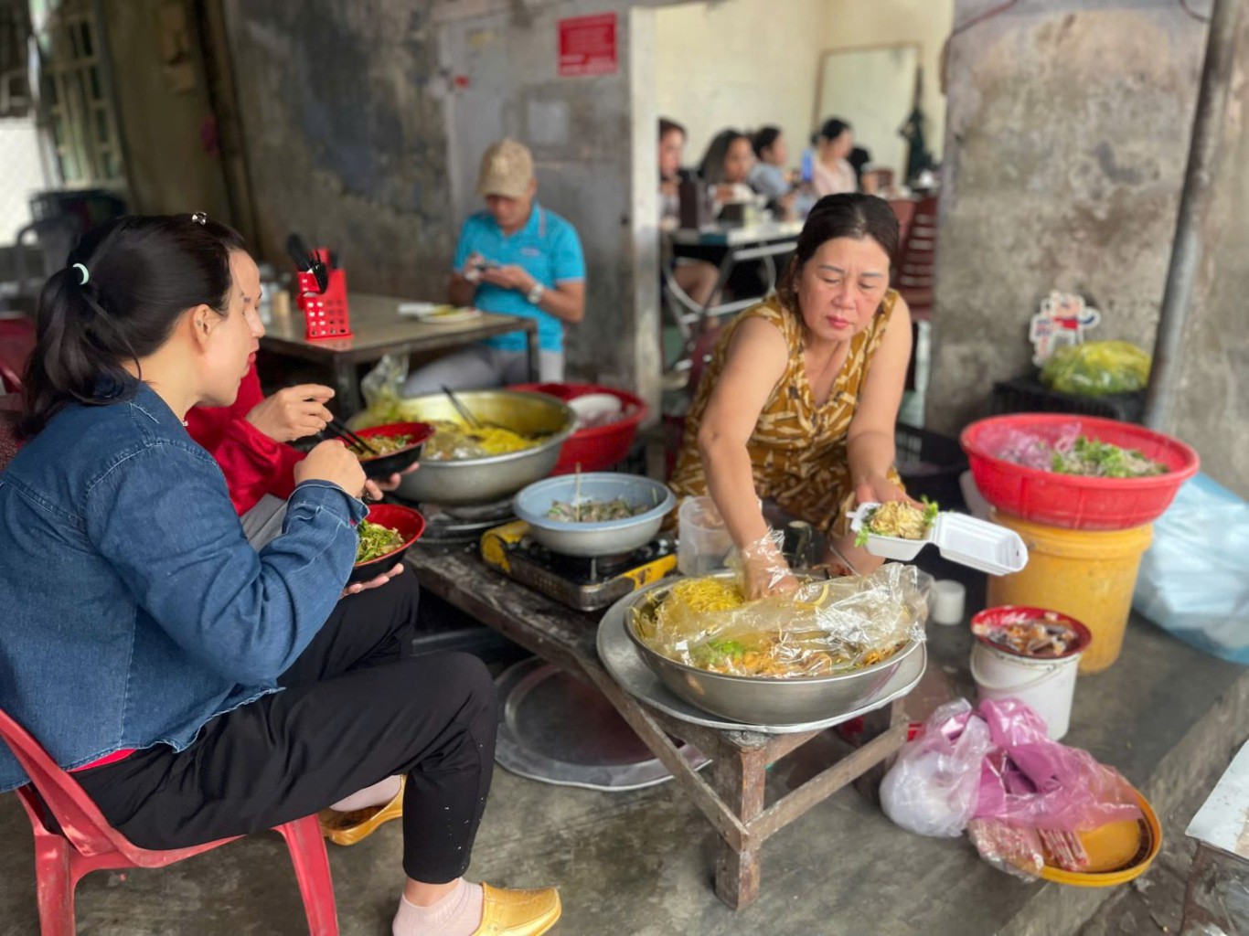 Một góc ngã tư “ăn hàng” đường Kim Đồng, phường 2 - Ảnh: K.A   